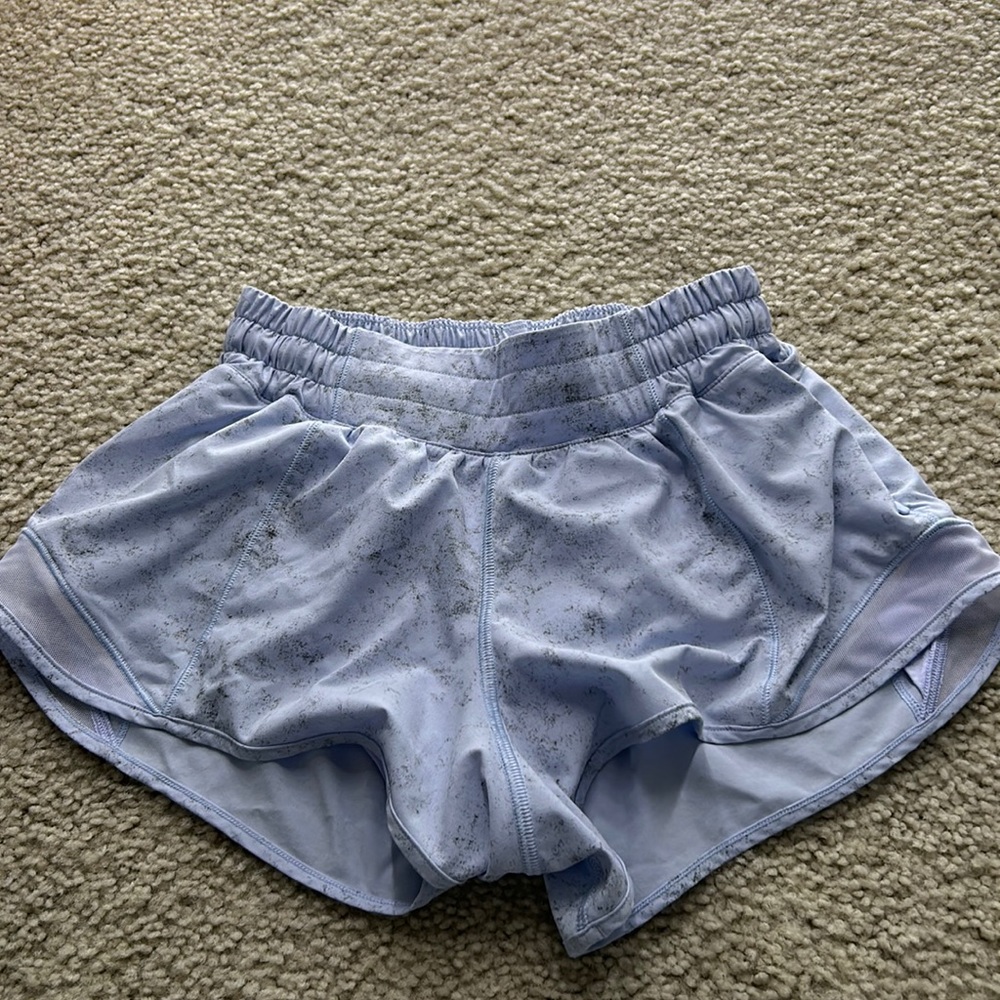 Lululemon hotty hot shorts size 4 2.5 inch